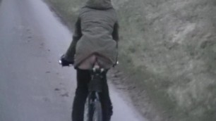 Vriendin met buttplug in strakke legging op dildo fiets
