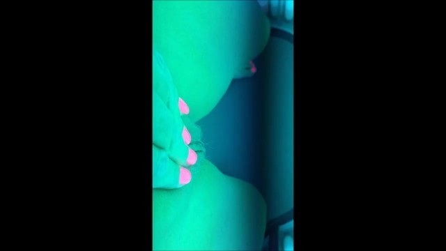 Fingering my Pussy on the Sunbed Tanning MILF